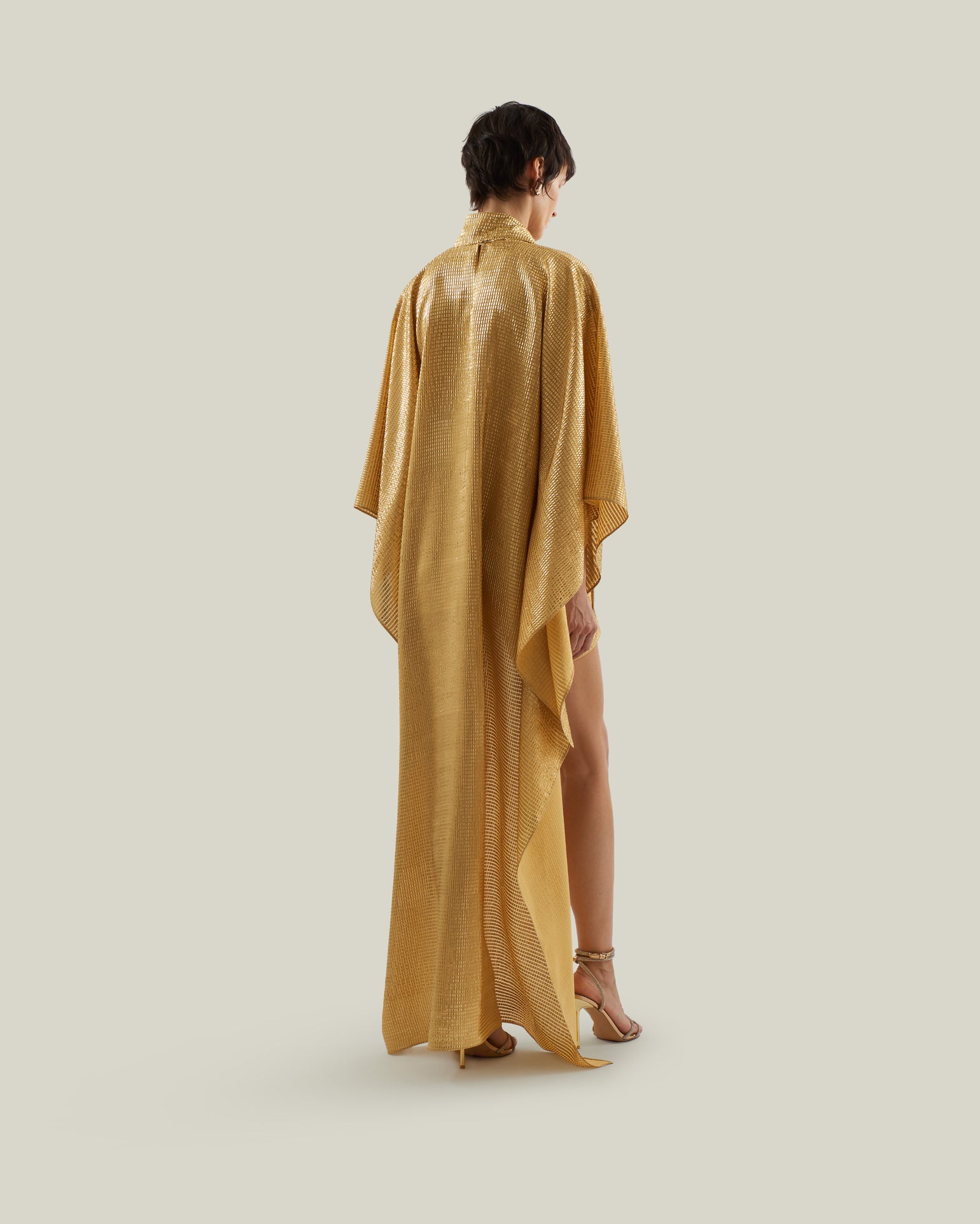 Denver Sunrise Kaftan in Antique Gold - Tree-dimensional lurex fil coupè high-neck asymmetrical short kaftan