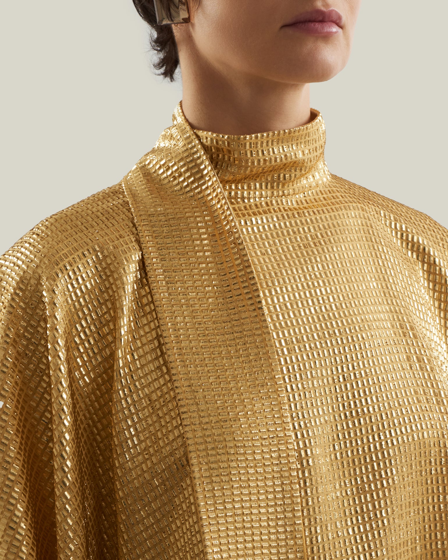 Denver Sunrise Kaftan in Antique Gold - Tree-dimensional lurex fil coupè high-neck asymmetrical short kaftan