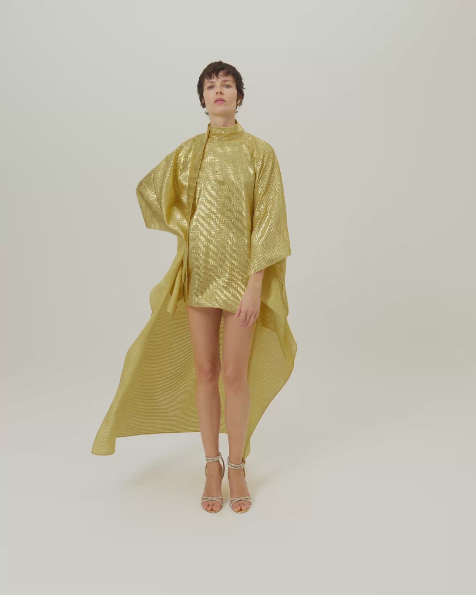 Denver Sunrise Kaftan in Antique Gold - Tree-dimensional lurex fil coupè high-neck asymmetrical short kaftan